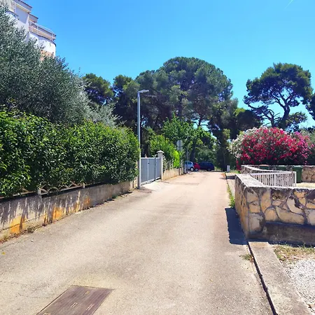 Karmela - Private Parking 자다르